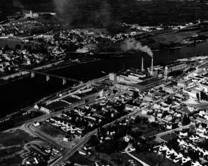 Vue aérienne de l'usine Fraser au Maine en 1957