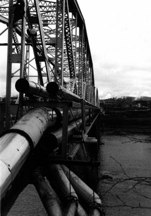 Vue des pipelines traversant la rivire sur le pont international