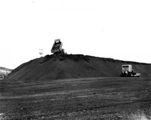 Rserve de charbon dans la cour du moulin Fraser d'Edmundston