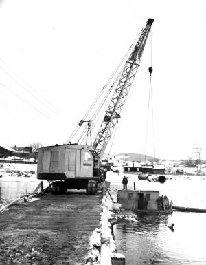 Posage des conduites pour transporter la pâte de l'usine Fraser d'Edmundston à celle de Madawaska
