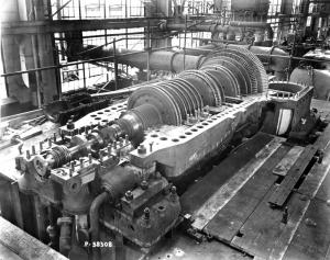 Installation de la turbogénératrice dans la centrale thermique de l'usine Fraser d'Edmundston