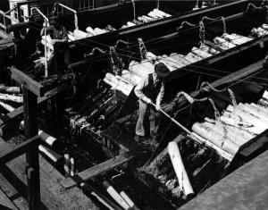 Hommes travaillant aux corceuses de l'usine Fraser d'Edmundston