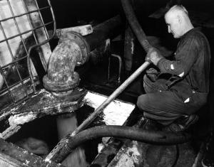 Travailleur d'usine nettoyant la fosse de dcharge de l'usine Fraser d'Edmundston