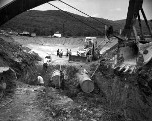 Installation des tuyaux pour le traitement des dchets  l'usine Fraser d'Edmundston