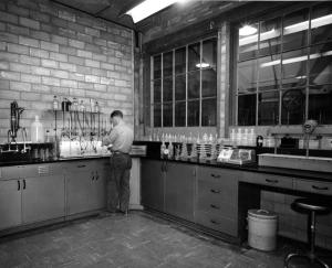 M. Cornelius Doiron  fait des tests d'eau dans le laboratoire