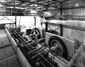 Installation des moteurs pour la salle de pâte mécanique à l'usine Fraser d'Edmundston