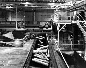Plate-forme de bois corc   l'usine Fraser d'Edmundston