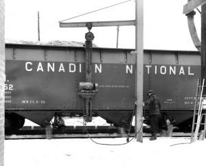 Dchargement d'un wagon rempli de copeaux  l'usine Fraser d'Edmundston