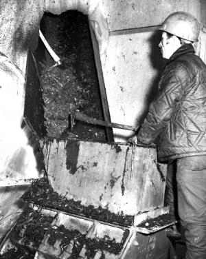 Homme avec un sapi au projet d'engrais  l'usine Fraser d'Edmundston