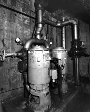 Réservoirs d'eau filtrée pour les pompes dans l'installation thermique de l'usine Fraser d'Edmundston