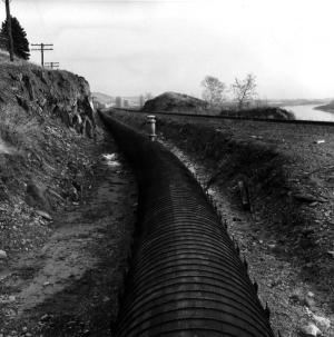 Construction du pipeline en bois vers le bassin d'puration d'Iroquois