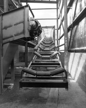 L'installation du convoyeur  copeaux de la scierie Fraser de Kedgwick
