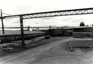 L'usine de sciage et l'entrepôt de triage à la scierie Fraser de Kedgwick