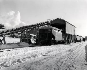 Chargement de copeaux dans les wagons du Canadian Pacific