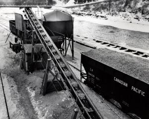 Chargement de copeaux dans des wagons  la scierie Fraser de Plaster Rock