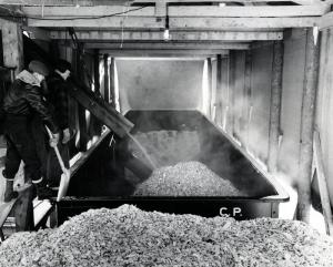 Chargement de copeaux dans les wagons du Canadian Pacific