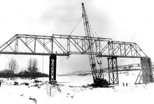 Construction du pont pour le pipeline