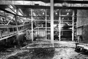 L'intérieur de l'édifice de manutention d'écorce de l'usine Fraser d'Edmundston