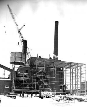 Montage de la charpente du nouvel agrandissement de la chaufferie  l'usine Fraser d'Edmundston
