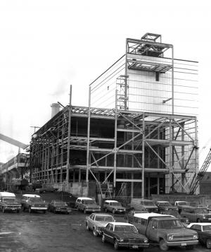 Construction du btiment du four de rcupration  l'usine Fraser d'Edmundston