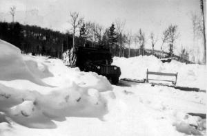 Camion charg de bois  pte en hiver