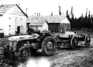 Tracteur devant un camp
