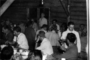 Des travailleurs dans une salle  manger en bois rond
