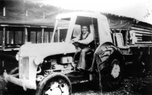 Travailleur qui conduit un tracteur