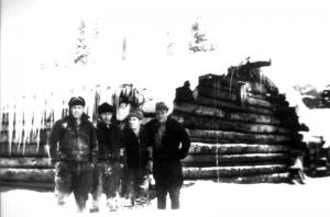 M. Joachim Couturier et des travailleurs forestiers