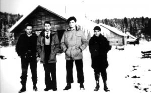 Quatre hommes au Summit Depot