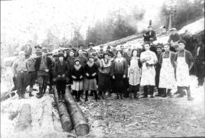 Groupe de personnes devant un camp