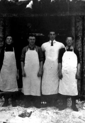 Quatre cuisiniers en tablier