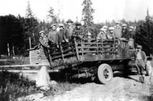 Camion transportant des bûcherons