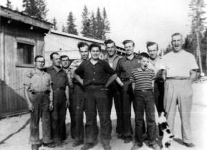M. Fred Pettigrew et ses hommes devant un camp fait de planches