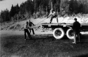 Travailleurs forestiers levant  le hayon d'un camion