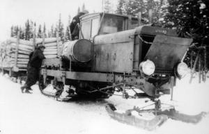 Train Lombard tirant une charge de bois