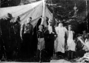 Groupe de travailleurs devant une tente