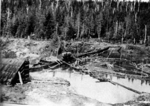 Ancien barrage sur un cours d'eau