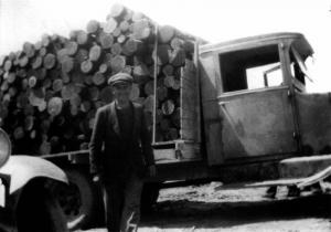 M. Antoine Ouellette avec son camion dans les bois de Rivière-Verte