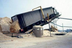 Dchargement d'un camion de copeaux  l'usine Fraser d'Edmundston