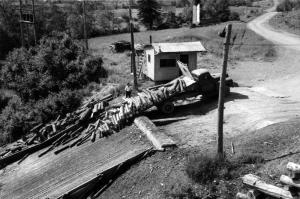 Dchargement de bois  pte  la glissoire de Saint-Jacques