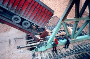 Dchargement d'un camion de copeaux  l'usine Fraser d'Edmundston