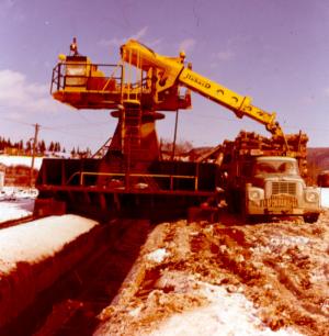 Dchargement d'un voyage de bois  l'usine Fraser d 'Edmundston