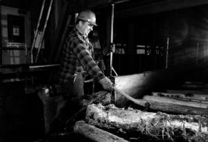 M. Georges Parent dans l'atelier de préparation du bois de l'usine Fraser d'Edmundston