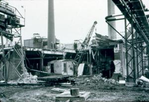 Destruction de l'ancien atelier de préparation du bois pour l'immeuble de la pompe primaire à l'usine Fraser d'Edmundston