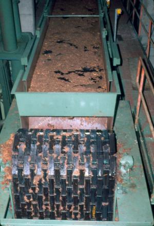 Dsintgrateur d'corce dans l'atelier de prparation du bois  l'usine Fraser d'Edmundston
