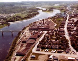 Vue arienne de l'usine Fraser de Madawaska en 1977