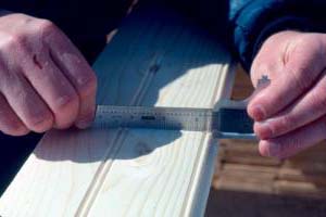 Mesure d'une planche  l'usine de rabotage Fraser de Plaster Rock