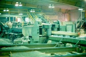 Dédosseuse-coupeuse dans l'usine de sciage Fraser de Plaster Rock