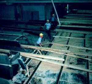 Triage du bois raboté à l'atelier de rabotage de la scierie Fraser de Plaster Rock